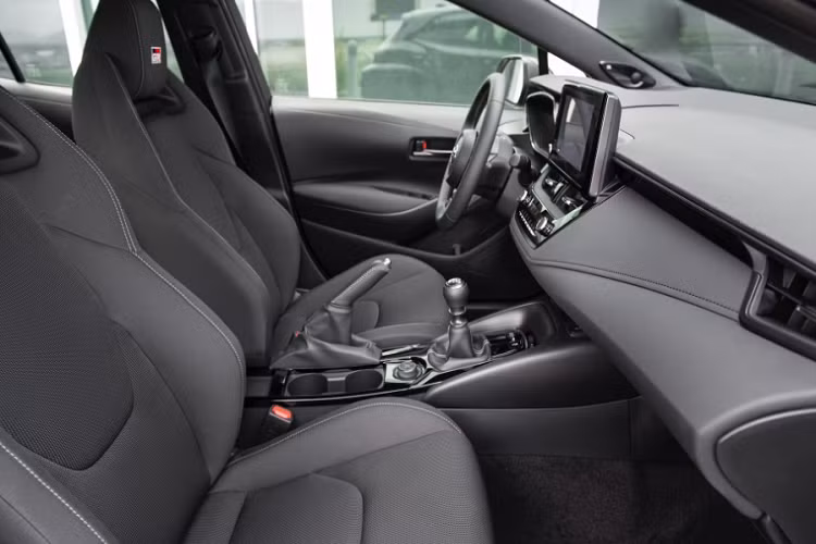 Về trang bị an toàn, Toyota GR Corolla Morizo Edition sở hữu hệ thống Toyota Safety Sense 3.0 bao gồm: hệ thống cảnh báo trước va chạm với tính năng phát hiện người đi bộ, cảnh báo chệch làn đường với hỗ trợ lái và hỗ trợ theo làn. 