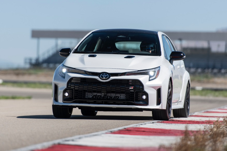 Dù xe chưa chính thức được mở bán, nhưng một Giám đốc bán hàng tại Maryland (Mỹ) cũng xác nhận có mức giá xe Toyota GR Corolla Morizo Edition đang cao gấp 3 lần. Người này lý giải là do số lượng xe giới hạn, cung không đủ cầu nên mới có mức giá cao như vậy.