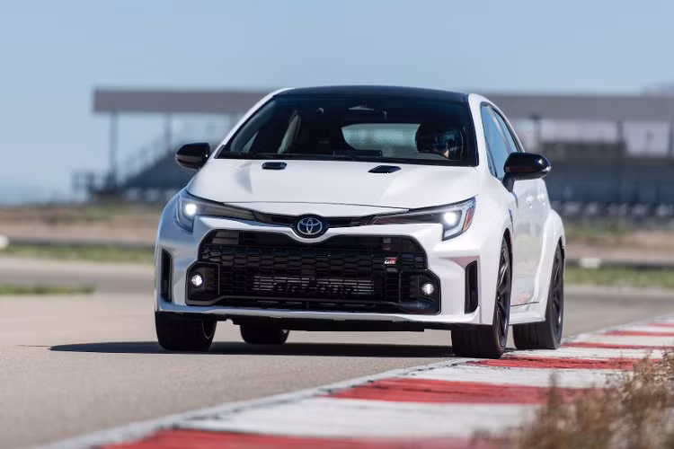 Dù xe chưa chính thức được mở bán, nhưng một Giám đốc bán hàng tại Maryland (Mỹ) cũng xác nhận có mức giá xe Toyota GR Corolla Morizo Edition đang cao gấp 3 lần. Người này lý giải là do số lượng xe giới hạn, cung không đủ cầu nên mới có mức giá cao như vậy.