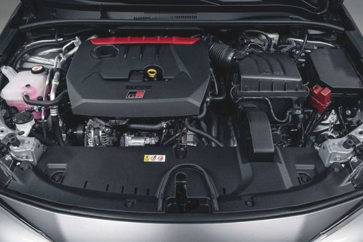 Toyota GR Corolla được trang bị khối động cơ 1.6L tăng áp, 3 xi-lanh có tên mã G16E-GTS, sản sinh công suất ấn tượng 300 mã lực tại 6.500 vòng tua máy/phút và mô men xoẵn 400 Nm tại 3.000 tới 5.500 vòng tua máy/phút.