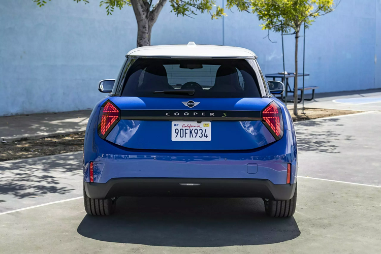 Cooper SE thể thao hơn có pin 54,2 kWh lớn hơn và động cơ điện mạnh hơn với 215 mã lực. Các mô hình dự kiến sẽ có phạm vi từ 300-400 km. Mức giá xe Mini Cooper EV 2024 chạy điện chưa được hé lộ.