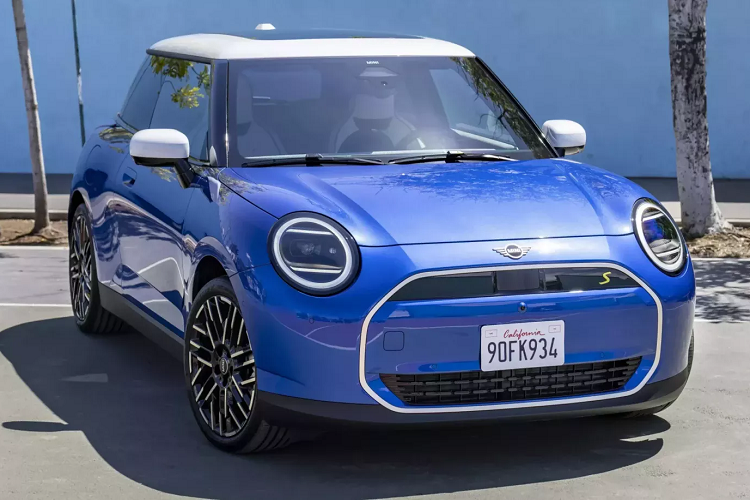 Màn hình này sẽ đảm nhiệm vai trò giải trí, cung cấp thông tin, bản đồ, dự báo thời tiết... Thậm chí, trong một số hình ảnh, còn có thể thấy "trợ lý A.I" xuất hiện.