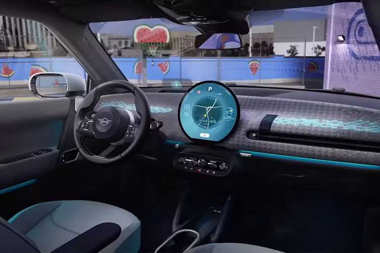 Mini Cooper EV 2024 lo man hinh trung tam nhu “dong ho treo tuong“