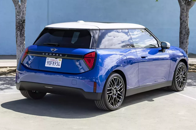 Dưới màn hình trung tâm là một khu vực màn hình nhỏ để điều khiển nhiệt độ và âm nhạc bằng các nút cơ học. Khu vực táp lô không đơn giản chỉ là nhựa. Có thể thấy các chi tiết đèn LED ẩn bên dưới.