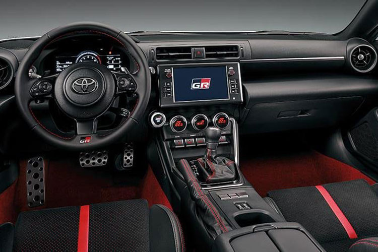 Ở phiên bản Trueno Edition, xe có bảng đồng hồ taplo kỹ thuật số 7 inch, màn hình trung tâm cảm ứng 8 inch và hệ thống âm thanh cao cấp 8 loa… Cung cấp sức mạnh cho Toyota GT 86 Trueno Edition là khối động cơ 4 xy-lanh, dung tích 2.4l nạp khí tự nhiên, cho công suất 228 mã lực và mô-men xoắn 259 Nm.