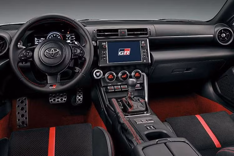 Ở phiên bản Trueno Edition, xe có bảng đồng hồ taplo kỹ thuật số 7 inch, màn hình trung tâm cảm ứng 8 inch và hệ thống âm thanh cao cấp 8 loa… Cung cấp sức mạnh cho Toyota GT 86 Trueno Edition là khối động cơ 4 xy-lanh, dung tích 2.4l nạp khí tự nhiên, cho công suất 228 mã lực và mô-men xoắn 259 Nm.