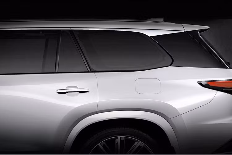 Trên mặt táp-lô của Lexus TX 2024 có vẻ sẽ xuất hiện màn hình cảm ứng trung tâm 14 inch tương tự nhiều mẫu crossover cùng thương hiệu. Màn hình này đi kèm 2 núm xoay ở hai bên để chỉnh điều hòa.