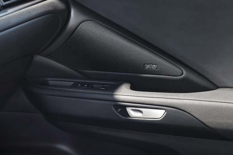 Ngoài ra, mẫu xe này còn được trang bị tapi cửa với phong cách thiết kế đặc trưng của thương hiệu Lexus. Hình ảnh chụp tapi cửa cho thấy Lexus TX 2024 sẽ được trang bị hệ thống âm thanh vòm Mark Levinson quen thuộc. Bên cạnh đó là hệ thống mở cửa điện tử e-Latch. Đây là trang bị mới đã lần đầu tiên được giới thiệu trên mẫu crossover hạng sang Lexus NX.