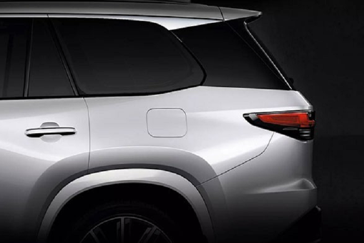 Trong khi đó, thiết kế đèn hậu của Lexus TX 2024 không giống với Toyota Grand Highlander. Đèn hậu của mẫu xe này được thiết kế ăn sâu sang hai bên sườn và gợi liên tưởng đến Toyota Fortuner đang bán tại Việt Nam.
