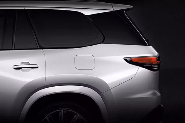 Trong khi đó, thiết kế đèn hậu của Lexus TX 2024 không giống với Toyota Grand Highlander. Đèn hậu của mẫu xe này được thiết kế ăn sâu sang hai bên sườn và gợi liên tưởng đến Toyota Fortuner đang bán tại Việt Nam.