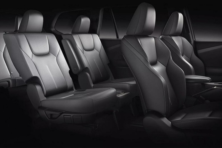 Theo đó, mẫu xe crossover Lexus TX 2024 sẽ chính thức trình làng vào ngày 8/6/2023 tới đây. Đồng thời, hãng Lexus cũng tung ra một số hình ảnh đầu tiên của khoang hành khách bên trong mẫu crossover hạng sang mới này. Những hình ảnh này đã xác nhận việc tân binh của thương hiệu Lexus được trang bị nội thất 3 hàng ghế với cấu hình chỗ ngồi 2+2+2. 