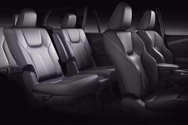 Theo đó, mẫu xe crossover Lexus TX 2024 sẽ chính thức trình làng vào ngày 8/6/2023 tới đây. Đồng thời, hãng Lexus cũng tung ra một số hình ảnh đầu tiên của khoang hành khách bên trong mẫu crossover hạng sang mới này. Những hình ảnh này đã xác nhận việc tân binh của thương hiệu Lexus được trang bị nội thất 3 hàng ghế với cấu hình chỗ ngồi 2+2+2. 