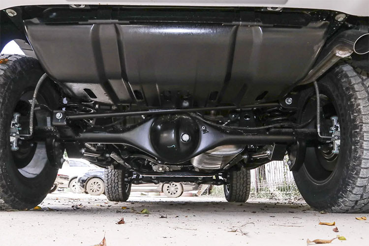 Ngoài ra Beijing BJ40 Rainforest Crossing Edition 2023 còn được trang bị giảm xóc nitơ điều chỉnh 23 cấp tùy chỉnh, giúp nâng gầm lên 34 mm, cao nhất là 254mm, góc tiếp cận 42 độ, góc tới 37 độ, góc vượt dọc 30 độ, lội nước sâu 825 mm.