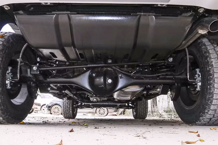 Ngoài ra Beijing BJ40 Rainforest Crossing Edition 2023 còn được trang bị giảm xóc nitơ điều chỉnh 23 cấp tùy chỉnh, giúp nâng gầm lên 34 mm, cao nhất là 254mm, góc tiếp cận 42 độ, góc tới 37 độ, góc vượt dọc 30 độ, lội nước sâu 825 mm.