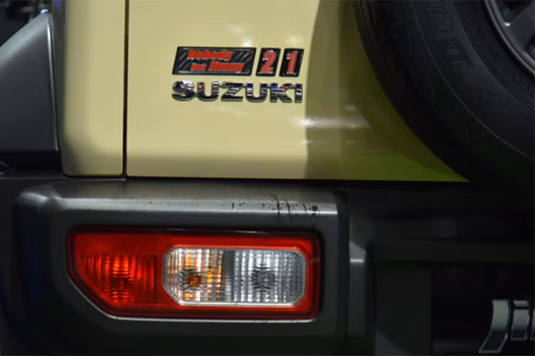 Hiện hãng Suzuki đã bắt đầu nhận cọc cho Suzuki Jimny 1.5 AT 4WD ở Thái Lan. Vì số lượng giới hạn nên Suzuki sẽ tổ chức quay xổ số trên trang web chính hãng tại Thái Lan vào đầu tháng sau để chọn khách hàng mua mẫu SUV cỡ nhỏ này. So với phiên bản cũ bán tại Thái Lan, Suzuki Jimny 1.5 AT 4WD 2023 không có gì khác biệt.