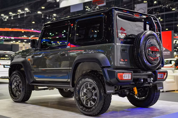 Khi mua Suzuki Jimny 1.5 AT 4WD 2023, khách hàng Thái Lan có thể chọn các màu sơn ngoại thất như xanh cốm - nóc đen, xanh dương - nóc đen, be - nóc đen, xanh đậm, đen, xám và trắng. Theo một số nguồn tin, Suzuki Jimny cũng sẽ ra mắt Việt Nam trong năm nay.