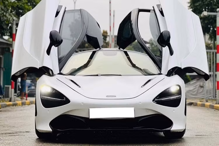 Cụ thể, 1 chiếc siêu xe McLaren 720S cách đây 3 năm người muốn mua phải bỏ ra hơn 22 tỷ đồng để đăng ký nếu ra biển trắng, nộp đủ thuế, còn các loại biển CV hay NG cũng mất hơn 13 tỷ đồng, nhưng giờ đây, chỉ hơn 10 tỷ đồng đã có thể sở hữu 1 chiếc McLaren 720S.