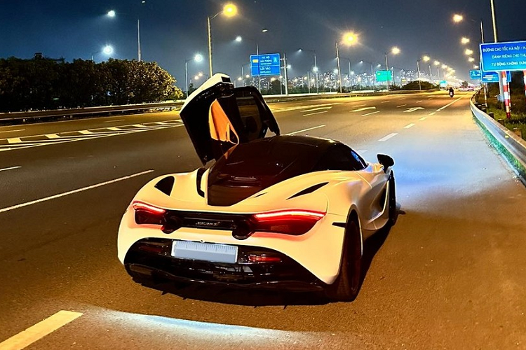 Với số tiền trên 10 tỷ đồng, bạn đã có sự lựa chọn là 1 chiếc siêu xe McLaren 720S tốc độ, cửa cánh bướm, chắc chắn sẽ là tâm điểm khi xuất hiện ở bất kỳ đâu, nhưng cũng sẽ có thêm vài sự phân vân như Mercedes-Maybach S450 2023 hay Lexus LX600 diện mới tinh, đã tính luôn giá lăn bánh.