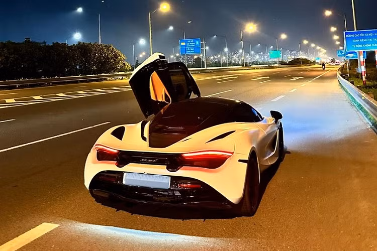 Với số tiền trên 10 tỷ đồng, bạn đã có sự lựa chọn là 1 chiếc siêu xe McLaren 720S tốc độ, cửa cánh bướm, chắc chắn sẽ là tâm điểm khi xuất hiện ở bất kỳ đâu, nhưng cũng sẽ có thêm vài sự phân vân như Mercedes-Maybach S450 2023 hay Lexus LX600 diện mới tinh, đã tính luôn giá lăn bánh.