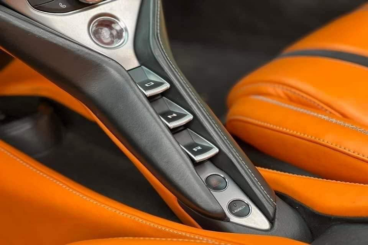 McLaren 720S được mệnh danh là 1 siêu xe đua drag, dù chỉ mang trên mình khối động cơ V8, dung tích 4.0 lít, tăng áp kép, khá nhỏ bé so với Ferrari 812 Superfast hay Lamborghini Aventador sử dụng động cơ V12, dung tích 6.0 lít nhưng các cuộc đua drag 400 m hay 800 m, mẫu siêu xe Anh quốc luôn cho đối thủ "hít khói".