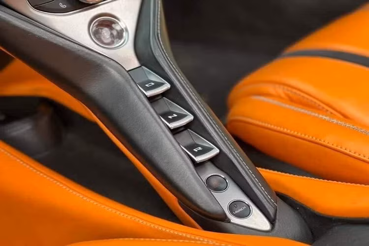 McLaren 720S được mệnh danh là 1 siêu xe đua drag, dù chỉ mang trên mình khối động cơ V8, dung tích 4.0 lít, tăng áp kép, khá nhỏ bé so với Ferrari 812 Superfast hay Lamborghini Aventador sử dụng động cơ V12, dung tích 6.0 lít nhưng các cuộc đua drag 400 m hay 800 m, mẫu siêu xe Anh quốc luôn cho đối thủ "hít khói".