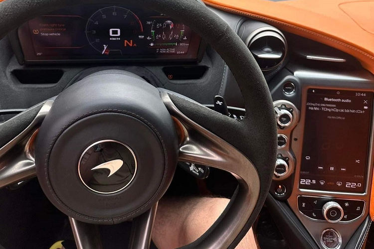 McLaren 720S sử dụng khối động cơ V8, tăng áp kép, dung tích 4.0 lít mới, tạo ra công suất tối đa 710 mã lực và mô-men xoắn cực đại 770 Nm. "Trái tim" này sẽ kết hợp với hộp số SSG ly hợp kép 7 cấp, nhờ đó, siêu xe McLaren 720S có thể tăng tốc từ vị trí xuất phát lên 100 km/h chỉ trong thời gian 2,9 giây trước khi đạt vận tốc tối đa là 341 km/h.