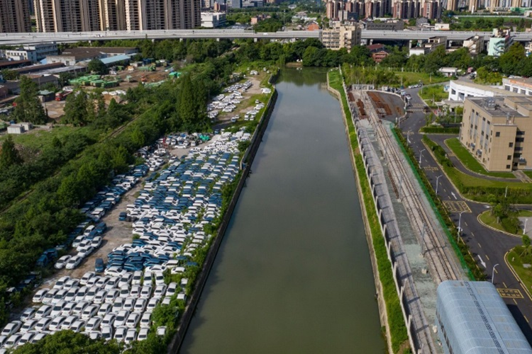 Mặt khác, các quốc gia như: Ấn Độ, Úc, Thái Lan, Thổ Nhĩ Kỳ, Indonesia, Malaysia, Nga và Nam Phi thường không tự sản xuất xe điện mà chủ yếu đều nhập khẩu ôtô điện đã qua sử dụng từ các quốc gia khác về. Điều này khiến cho các quốc gia này ngày càng giống như bãi rác chứa ôtô điện cũ đã qua sử dụng.