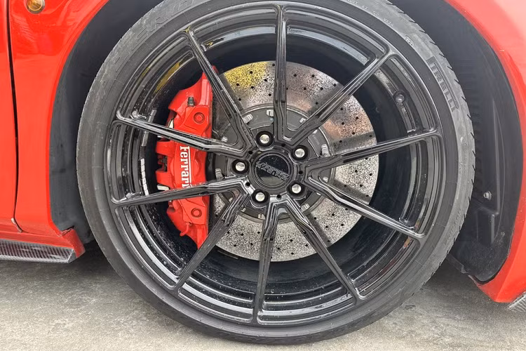 Vòng ra bên sườn, Ferrari 488 GTB độ Misha Designs có nẹp sườn mới, bộ mâm độ được giữ lại từ bản độ đầu tiên, đằng sau xe lột xác hoàn toàn với 1 tấm lưới lớn được cố định bằng thanh tròn cỡ lớn đặt ngang và 2 thanh dọc để cố định lại.