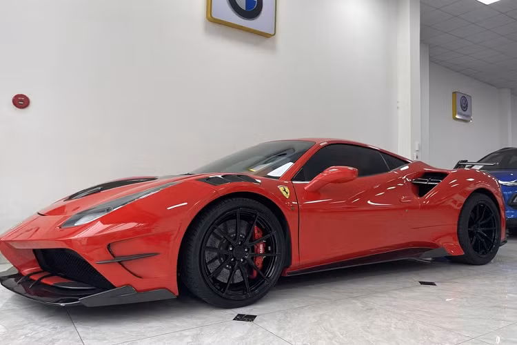 Cản sau theo phong cách xe đua và cuối cùng, điểm nhấn quan trọng chính là việc chủ xe đã lựa chọn bộ cánh gió đuôi 2 phần riêng biệt, rất cá tính.