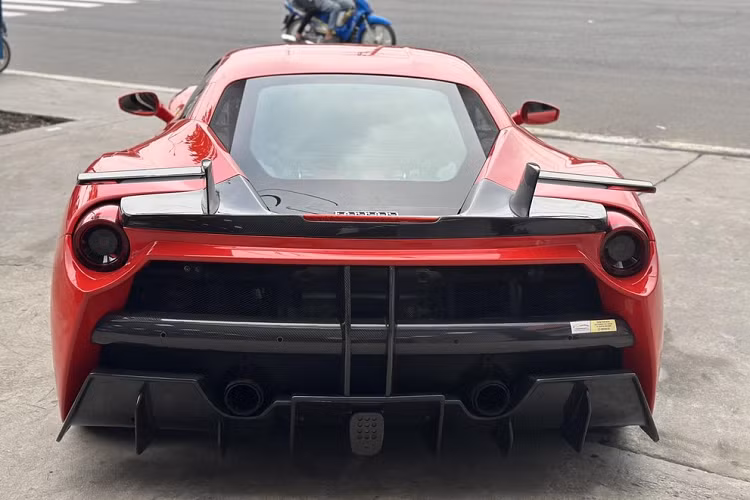 Hệ truyền động của xe không thay đổi, siêu xe Ferrari 488 GTB độ body kit Misha Designs được trang bị động cơ V8, tăng áp kép, dung tích 3,9 lít và còn được độ lại giúp xe sản sinh công suất tối đa 765 mã lực, tăng 104 mã lực và mô-men xoắn cực đại nguyên bản của xe là 760 Nm.