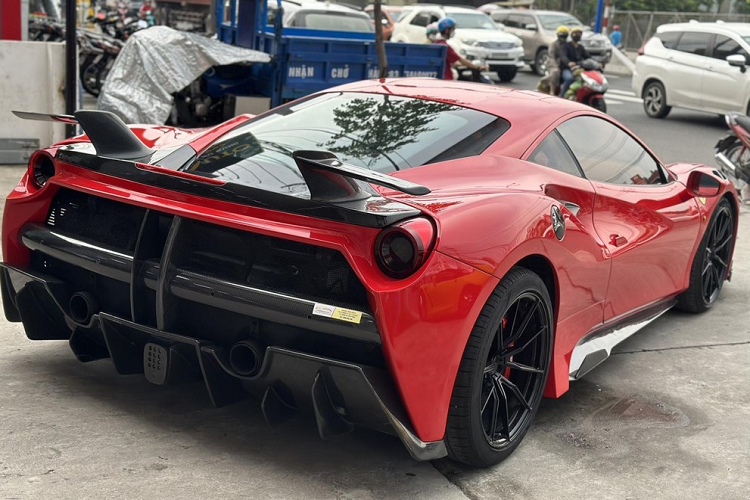 Chiếc Ferrari 488 GTB này ban đầu từng mang một bản độ khác, nhưng khi về tay 1 đại gia 8X, anh đã cho xe lột xác hoàn toàn với bản độ Misha Designs, với điểm nhấn có thể thấy ngay là phần đầu xe, và đặc biệt nhất là đuôi xe, thay đổi thiết kế hoàn toàn so với xe nguyên bản.