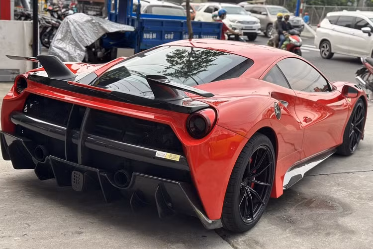 Chiếc Ferrari 488 GTB này ban đầu từng mang một bản độ khác, nhưng khi về tay 1 đại gia 8X, anh đã cho xe lột xác hoàn toàn với bản độ Misha Designs, với điểm nhấn có thể thấy ngay là phần đầu xe, và đặc biệt nhất là đuôi xe, thay đổi thiết kế hoàn toàn so với xe nguyên bản.