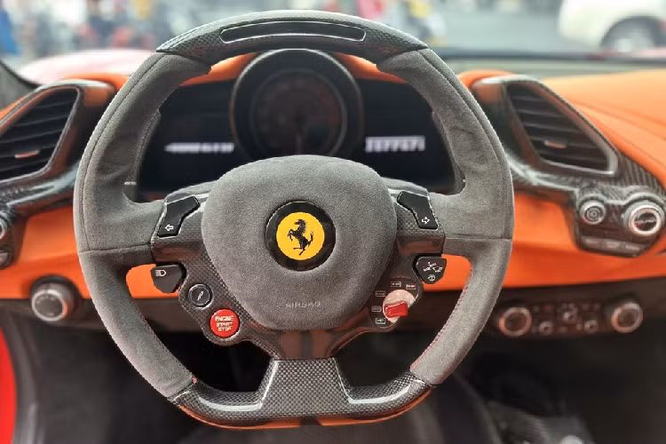 Ở mặt tiền, Ferrari 488 GTB độ Misha Designs có tích hợp thêm cánh lướt gió mới, gắn chặt vào cản trước nguyên bản của xe. 2 bên đầu xe có thêm các thanh chia gió nằm ngang, ở nắp capô cũng được thiết kế lại với điểm nhấn là 1 chi tiết gờ nỗi, như vây cá mập.