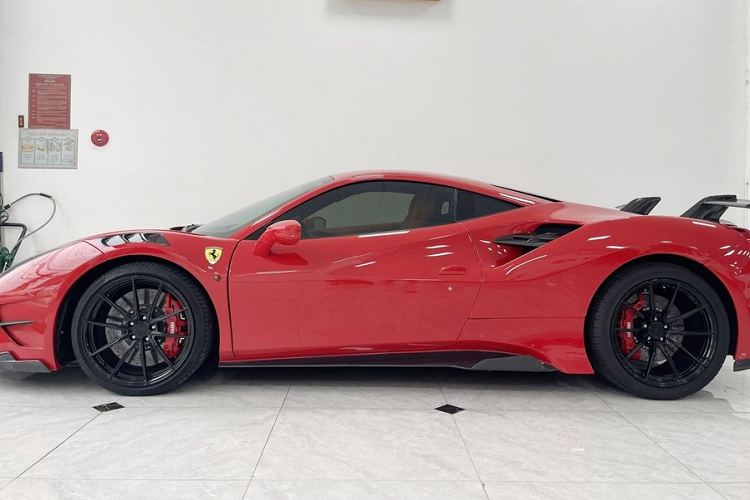 Bên trong khoang lái của siêu xe Ferrari 488 GTB độ Misha Designs còn được thay toàn bộ da bọc nội thất sang tông màu cam đen. Cùng với đó là nhiều chi tiết ốp carbon.