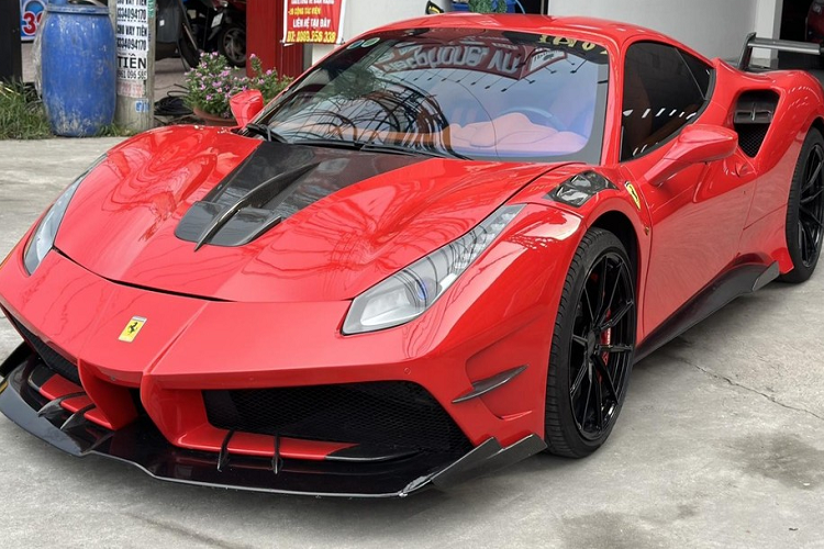 Ngoài chiếc siêu xe Ferrari 488 GTB độ Misha Designs của đại gia Quốc Cường, ở Thành phố Thủ Đức, Tp.HCM, còn có 1 chiếc xe khác đang định cư ở tỉnh Bình Dương. Trong bài viết hôm nay, chúng tôi sẽ giới thiệu đến bạn đọc chiếc Ferrari 488 GTB Misha Designs thứ 2 tại Việt Nam.