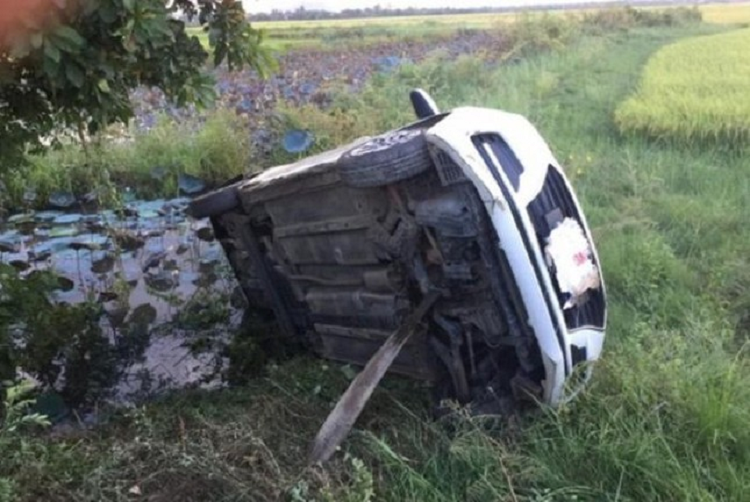 Thua Thien- Hue: Nguoi dan ong chet duoi gam o to mac ket trong muong