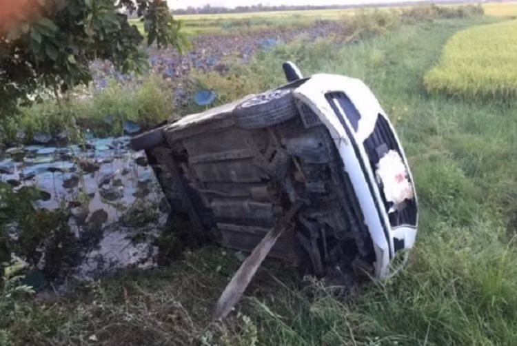 Thua Thien- Hue: Nguoi dan ong chet duoi gam o to mac ket trong muong