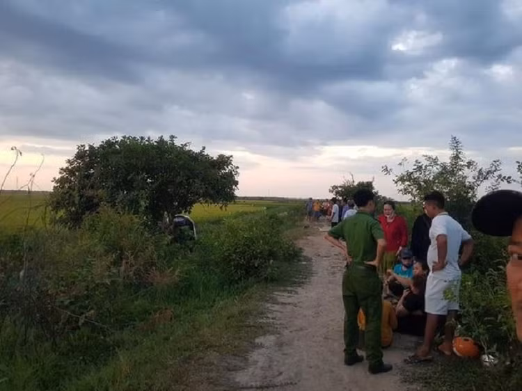 Thua Thien- Hue: Nguoi dan ong chet duoi gam o to mac ket trong muong-Hinh-2