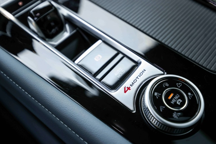 Công nghệ an toàn dự kiến trên Teramont X khá đa dạng với các tính năng như: ga tự động thông minh, camera 360 độ, cảnh báo va chạm, phanh tự động, hỗ trợ đỗ xe tự động, hỗ trợ giữ làn đường, hỗ trợ chuyển làn đường, cảnh báo mất tập trung, cảm biến trước sau và cảnh báo va chạm khi mở cửa.