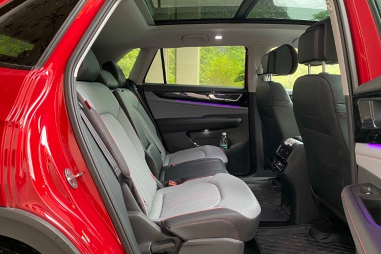 Mức giá xe Volkswagen Teramont X dự kiến khoảng 2,168 tỷ đồng, nhiều khả năng Teramont X bán tại Việt Nam sẽ được trang bị động cơ xăng tăng áp 2.0L, cho công suất 217 mã lực và mô-men xoắn 350 Nm.