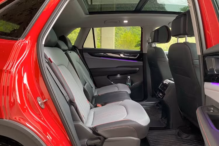 Mức giá xe Volkswagen Teramont X dự kiến khoảng 2,168 tỷ đồng, nhiều khả năng Teramont X bán tại Việt Nam sẽ được trang bị động cơ xăng tăng áp 2.0L, cho công suất 217 mã lực và mô-men xoắn 350 Nm.