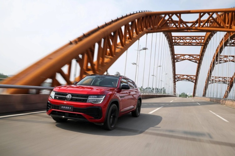 Volkswagen Teramont X mang dáng dấp thể thao, hầm hố. Đầu xe gây ấn tượng với cụm đèn chiếu sáng trước 2 tầng tích hợp công nghệ LED ma trận và dải đèn LED định vị hình chữ "L". Ngoài ra, cản trước của xe cũng đã được tinh chỉnh lại.