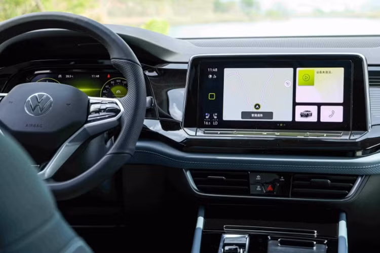 Xe sở hữu hàng loạt tiện ích nổi trội như: cụm đồng hồ kỹ thuật số 10,25 inch, màn hình giải trí là loại cảm ứng có kích cỡ 12 inch, màn hình kính lái HUD, hệ thống âm thanh cao cấp 12 loa Harman Kardon, phanh tay điện tử, sạc không dây, đèn trang trí nội thất, cửa sổ trời toàn cảnh, cốp đóng mở điện (có tính năng đá cốp)...