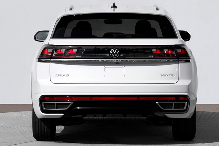 Phía đuôi xe có cụm đèn hậu hai bên được thiết kế liền với nhau bằng phần ốp màu đen, đi cùng cản sau vuông vức, bên dưới là hai đầu ống xả giả. Về nội thất, Teramont X có cấu hình 5 chỗ ngồi rộng rãi.