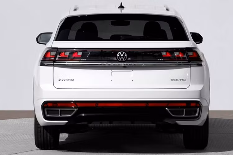 Phía đuôi xe có cụm đèn hậu hai bên được thiết kế liền với nhau bằng phần ốp màu đen, đi cùng cản sau vuông vức, bên dưới là hai đầu ống xả giả. Về nội thất, Teramont X có cấu hình 5 chỗ ngồi rộng rãi.