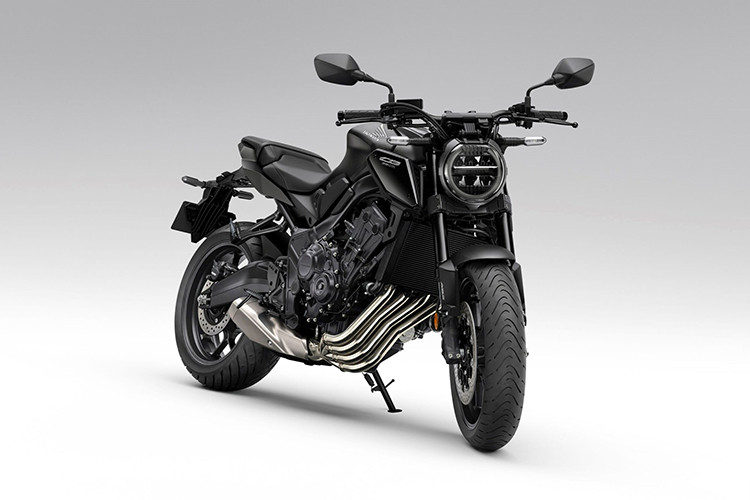 Kết hợp với động cơ là hộp số 6 cấp được tích hợp hỗ trợ và chống trượt 2 chiều. Ngoài ra, Honda CB650R 2023 còn được trang bị hệ thống kiểm soát lực kéo (HSTC) giúp tối ưu hoá khả năng bám đường cho bánh sau.