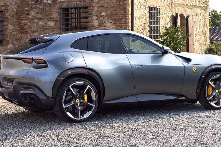 Mặc dù hãng siêu xe Ý đã tiết lộ giá xe Ferrari Purosangue 2024 ở các thị trường khác, nhưng đến nay Ferrari mới chịu tiết lộ rằng người dùng phải chi ra từ 398.350 đô la, gần 9,5 tỷ đồng để sở hữu mẫu xe đang được mệnh danh chiếc SUV đáng thèm khát sở hữu nhất trên thế giới. Số tiền này đã bao gồm phí đích đến 5.000 đô la, tương đương 120 triệu đồng nhưng không bao gồm thuế tiêu thụ xăng.