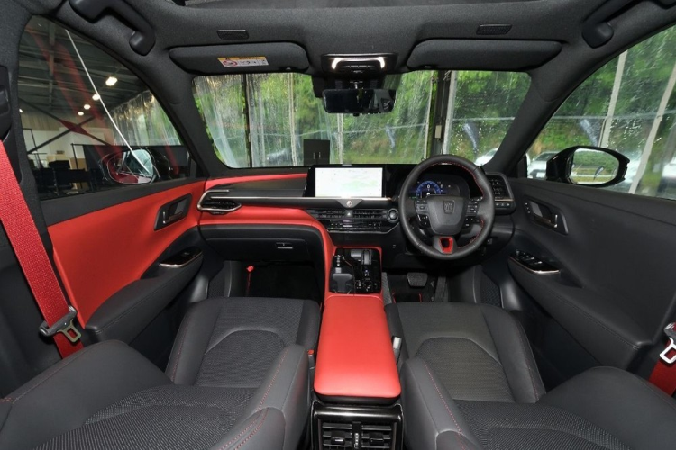 Bên trong Toyota Crown Sport 2024 là không gian nội thất 2 hàng ghế với 5 chỗ ngồi. Không có gì ngạc nhiên khi nội thất của xe có thiết kế giống với Toyota Crown Crossover. Mẫu SUV hạng trung này được trang bị bảng đồng hồ kỹ thuật số, màn hình cảm ứng trung tâm nối liền nhau, cùng có kích thước 12,3 inch, vô lăng 3 chấu, tích hợp phím chức năng/lẫy chuyển số thể thao, điều hòa tự động...