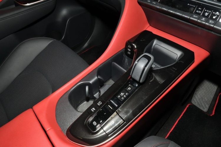 Nằm bên dưới nắp ca-pô của mẫu xe SUV Toyota Crown Sport 2024 ở thị trường Nhật Bản sẽ là 2 tùy chọn động cơ, bao gồm hybrid (HEV) và plug-in hybrid (PHEV). Cả hai hệ truyền động này đều dùng động cơ xăng 4 xi-lanh, dung tích 2.5L.