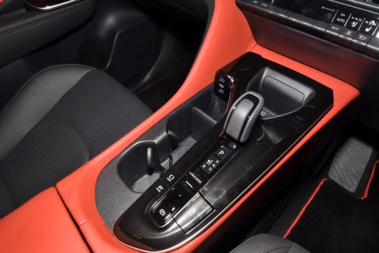 Nằm bên dưới nắp ca-pô của mẫu xe SUV Toyota Crown Sport 2024 ở thị trường Nhật Bản sẽ là 2 tùy chọn động cơ, bao gồm hybrid (HEV) và plug-in hybrid (PHEV). Cả hai hệ truyền động này đều dùng động cơ xăng 4 xi-lanh, dung tích 2.5L.